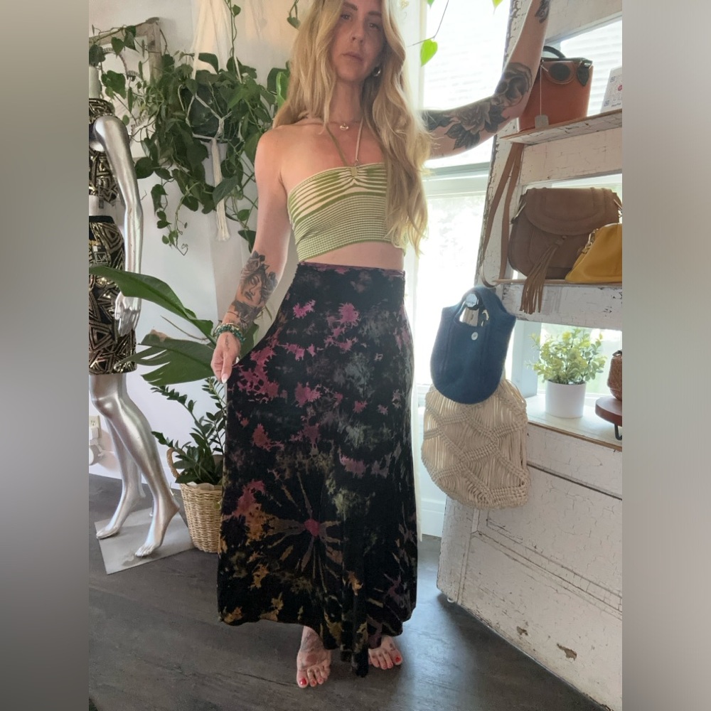 Super cute hippie tie-dye skirt perfect for summer
